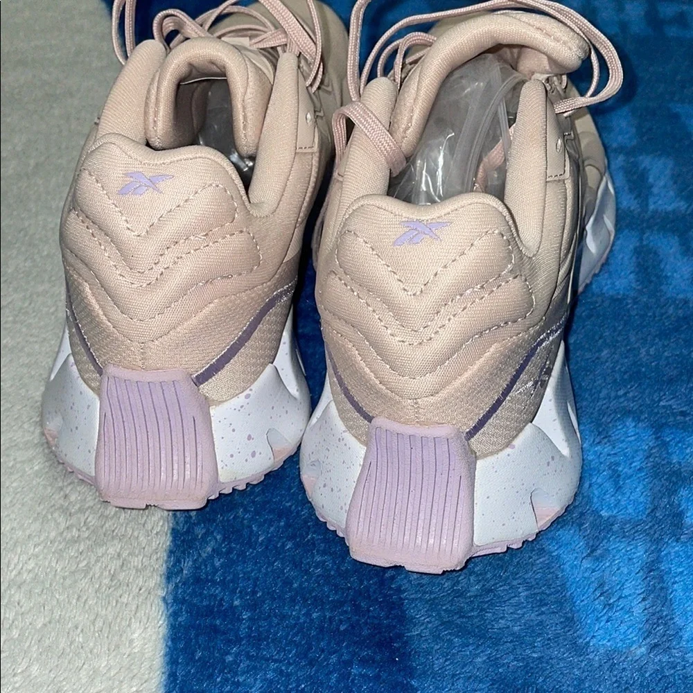 Reebok Pink Sneakers Modern Athletic Design